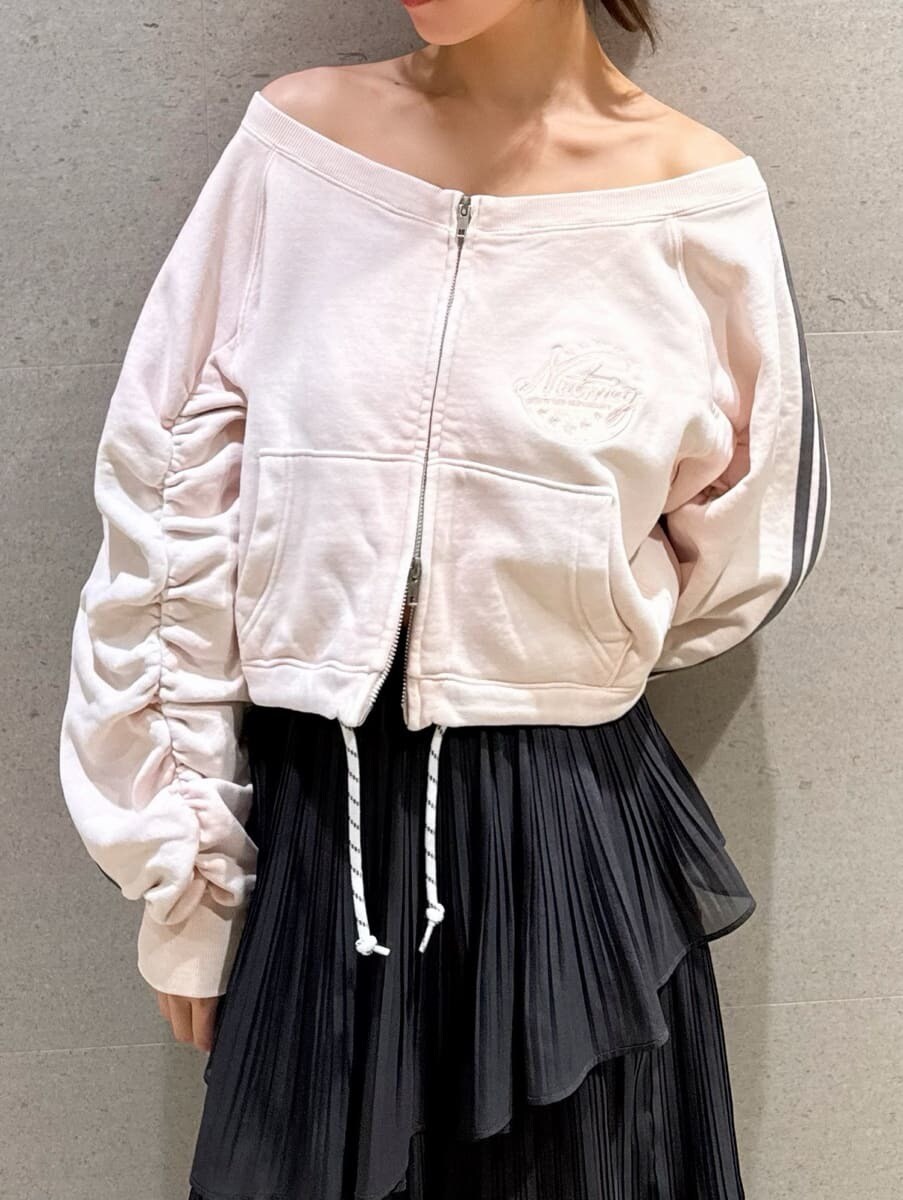 グレー系のスカート、ピンク系のスウェット、その他のイヤリングを着用したレディースの秋コーディネートの3枚目の写真