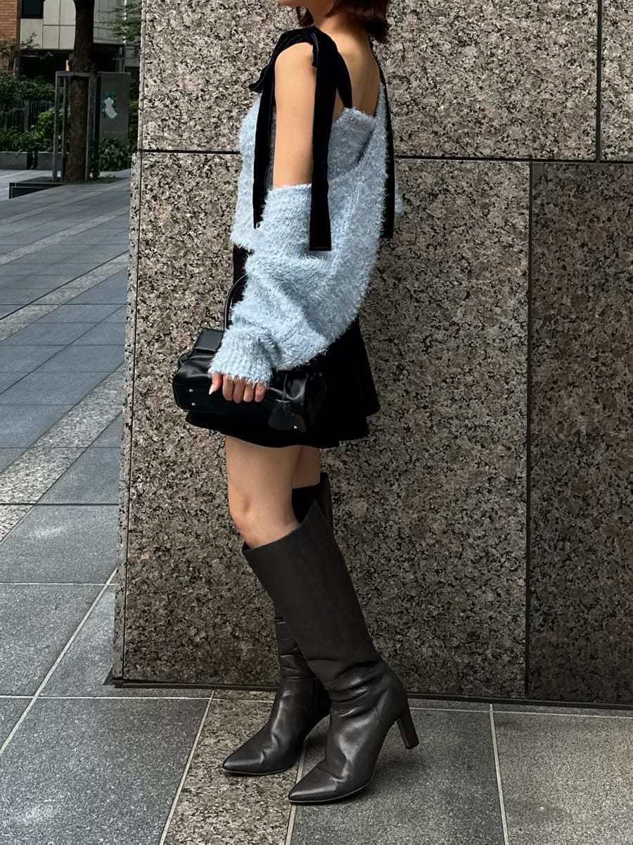 ブラック系のその他パンツ、ブラック系のボストンバッグを着用したレディースの冬コーディネートの7枚目の写真