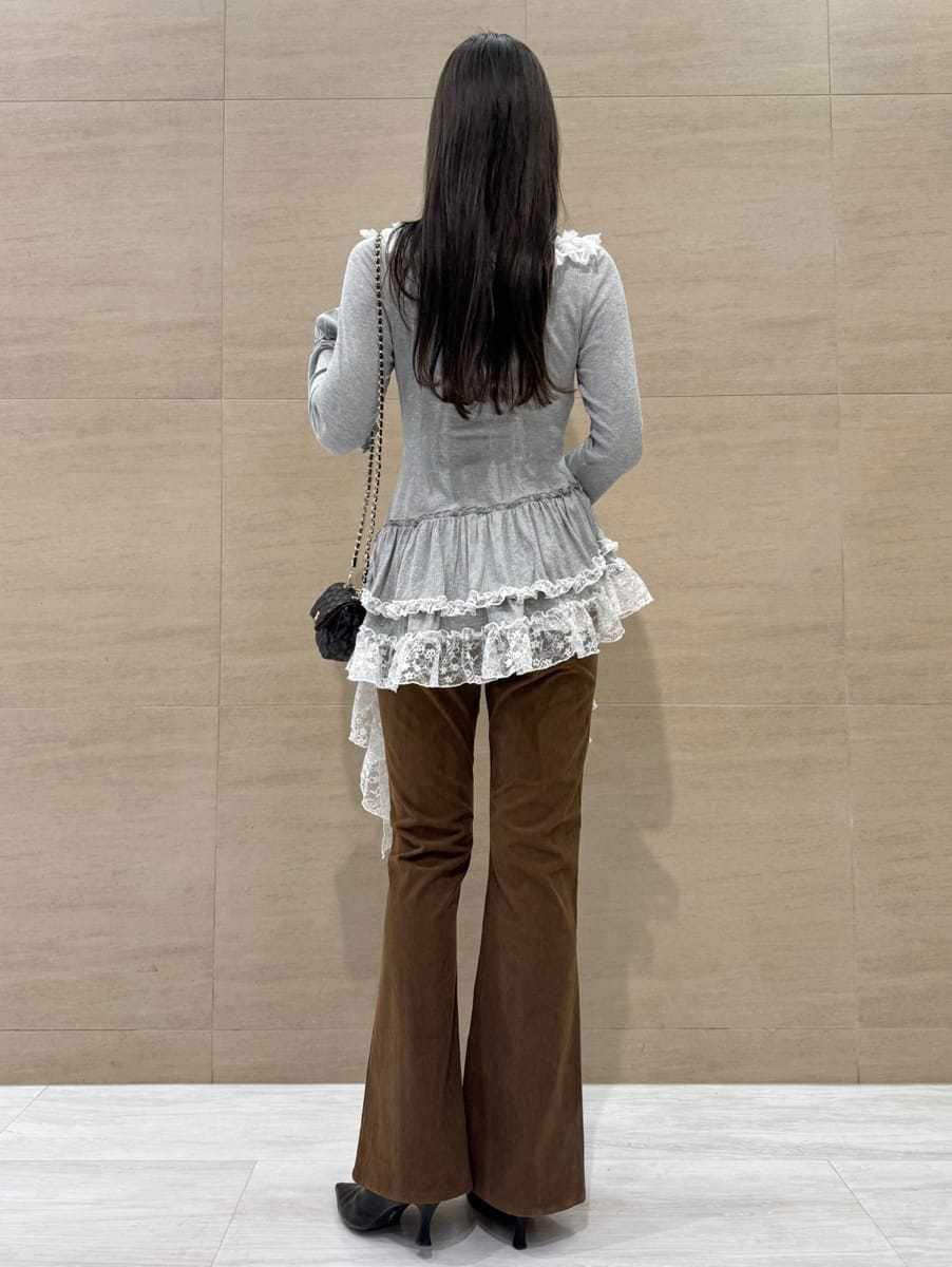 グレー系のTシャツ/カットソー、ブラウン系のその他パンツ、ブラック系のショルダーバッグを着用したレディースの秋コーディネートの3枚目の写真