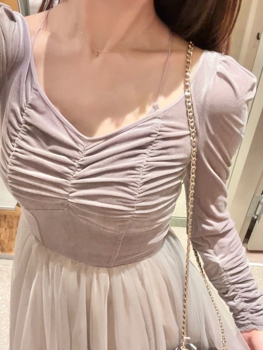 パープル系のワンピース、パープル系のショルダーバッグ、ブラック系のブーツを着用したレディースの夏コーディネートの7枚目の写真