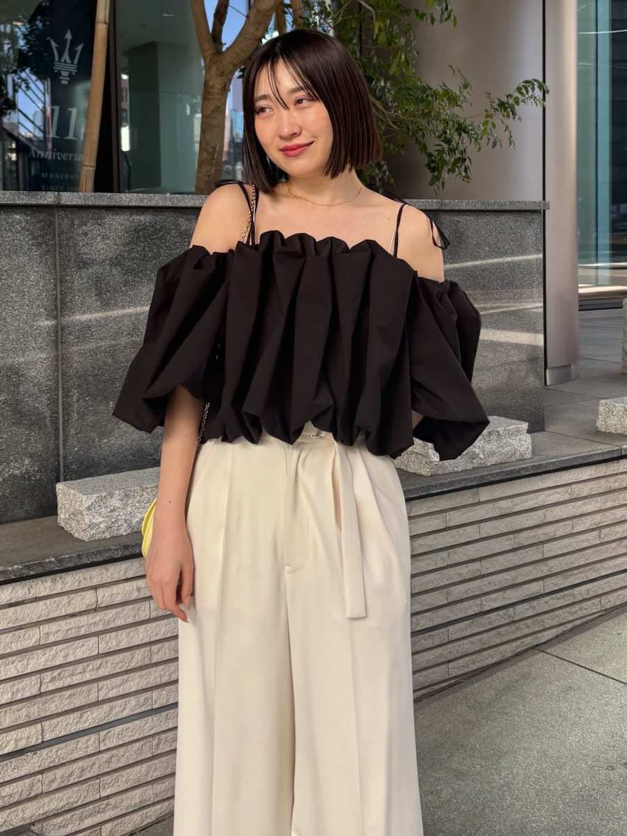 ホワイト系のその他パンツ、ブラック系のシャツ/ブラウス、イエロー系のショルダーバッグを着用したレディースの冬コーディネートの4枚目の写真