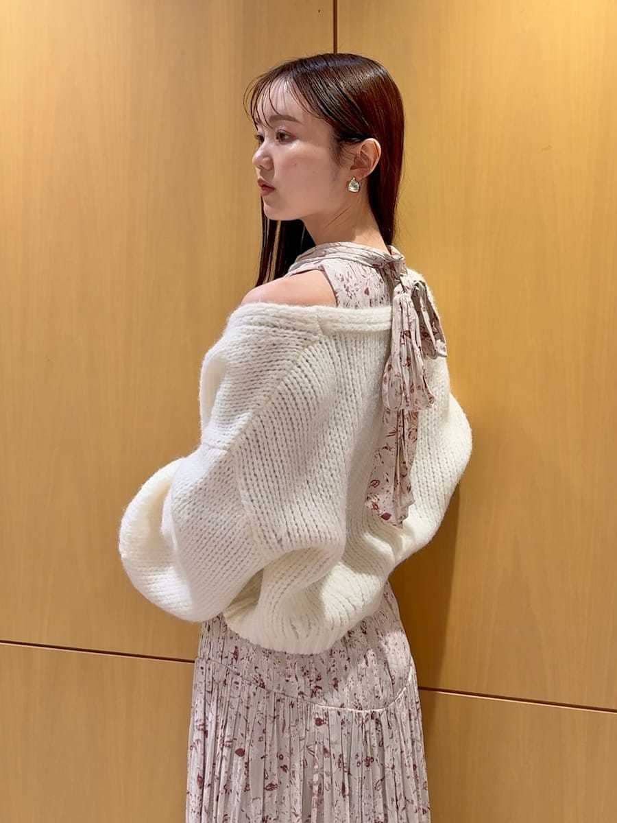 ピンク系のワンピース、ホワイト系のカーディガン/ボレロ、ホワイト系のボストンバッグを着用したレディースの冬コーディネートの9枚目の写真