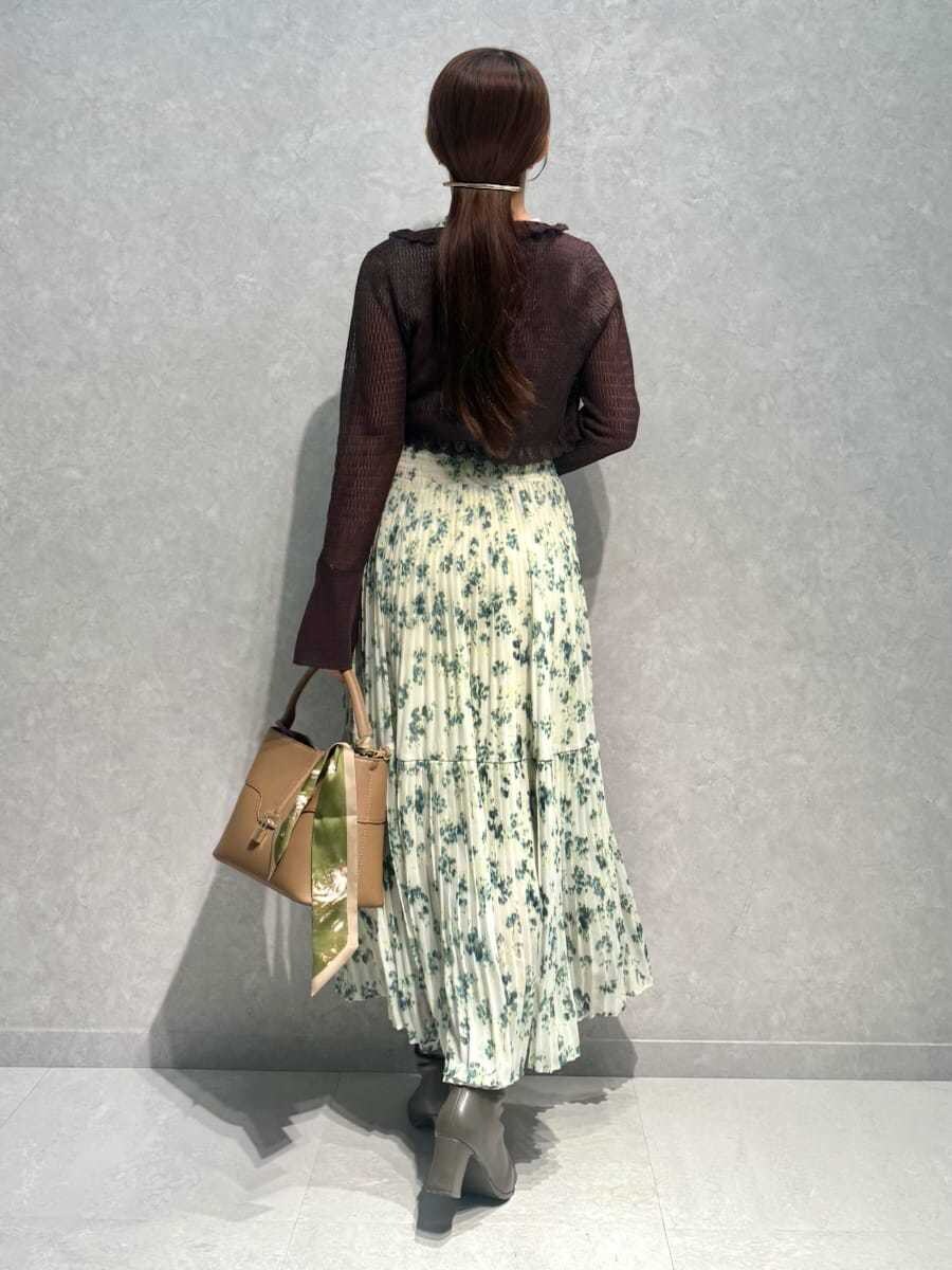 イエロー系のハンドバッグ、グリーン系のワンピース、ブラウン系のカーディガン/ボレロを着用したレディースの冬コーディネートの3枚目の写真