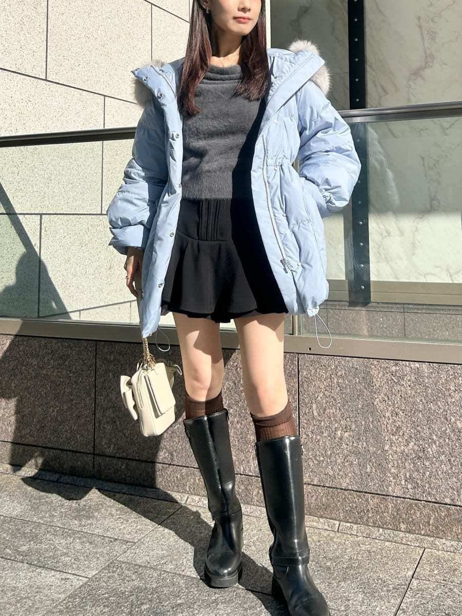 ブラック系のブーツ、グレー系のニット/セーター、ブルー系のダウンジャケット/コートを着用したレディースの秋コーディネートの2枚目の写真