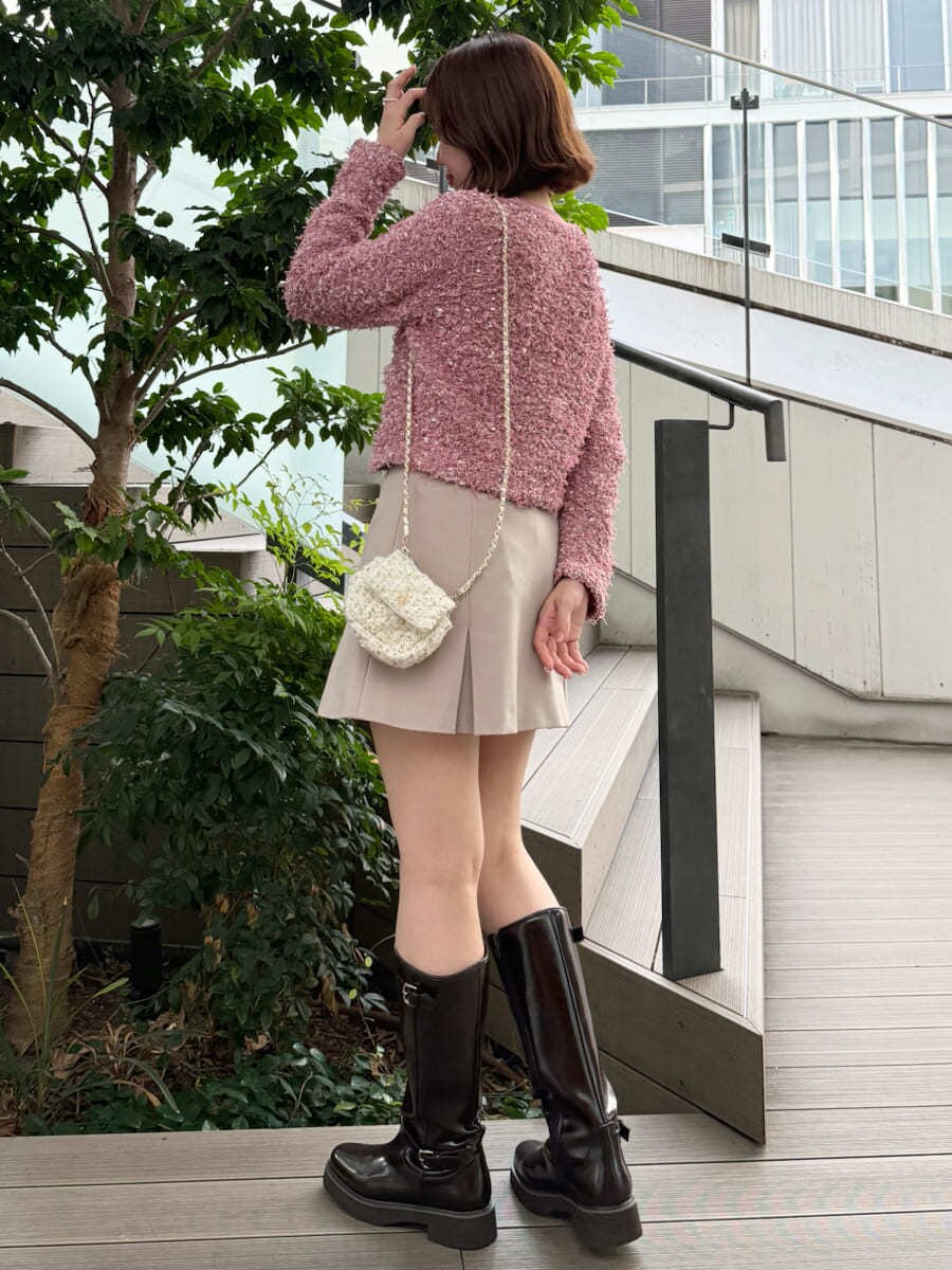 ピンク系のカーディガン/ボレロ、ベージュ系のスカート、ホワイト系のショルダーバッグを着用したレディースの夏コーディネートの2枚目の写真