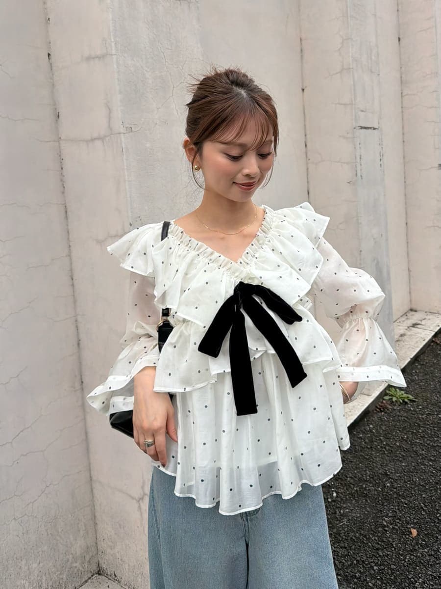 ブルー系のデニムパンツ、その他のシャツ/ブラウス、ブラック系のパンプスを着用したレディースの夏コーディネートの4枚目の写真
