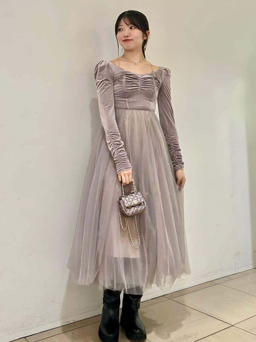 パープル系のワンピース、ブラック系のブルゾン、ブラック系のブーツを着用したレディースの夏コーディネートの3枚目の写真