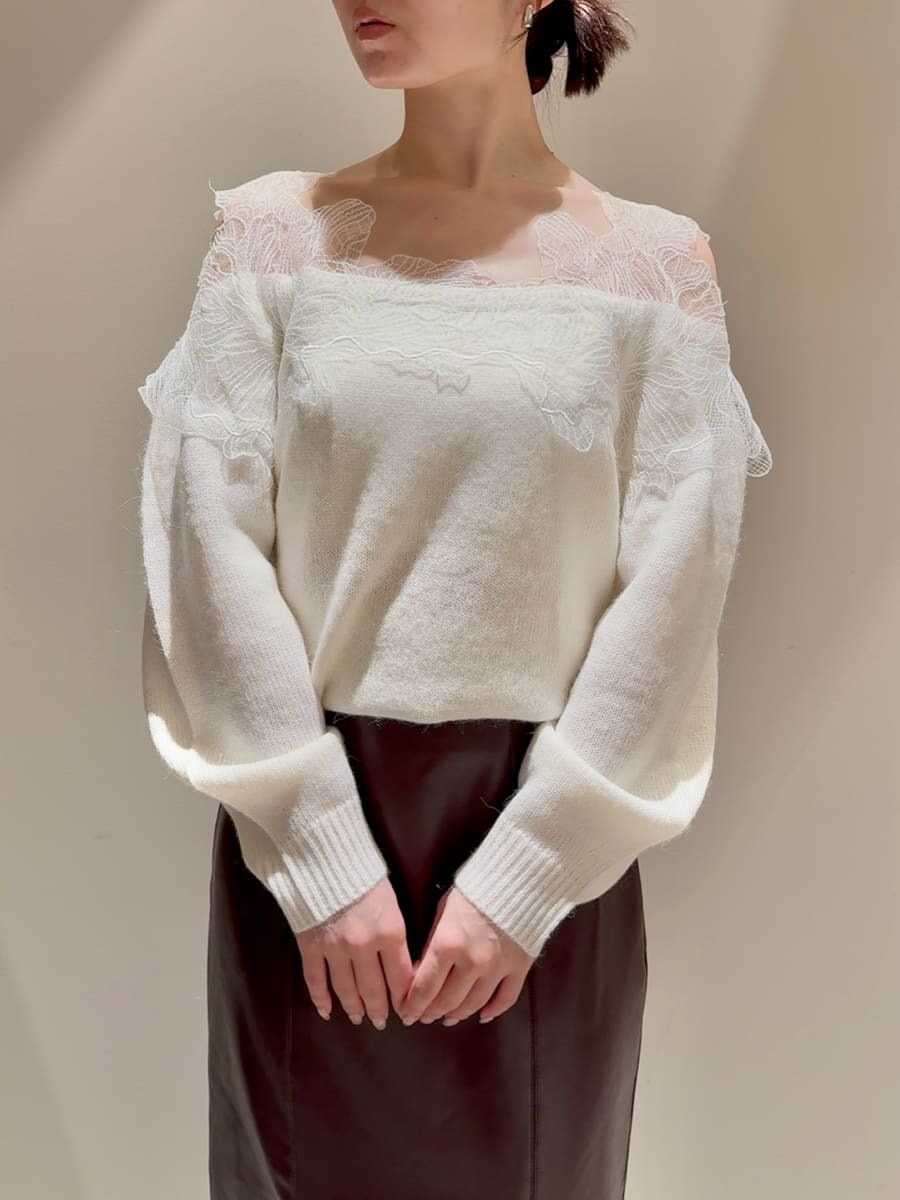 ホワイト系のニット/セーター、ブラウン系のスカート、ブラウン系のショルダーバッグを着用したレディースの秋コーディネートの4枚目の写真