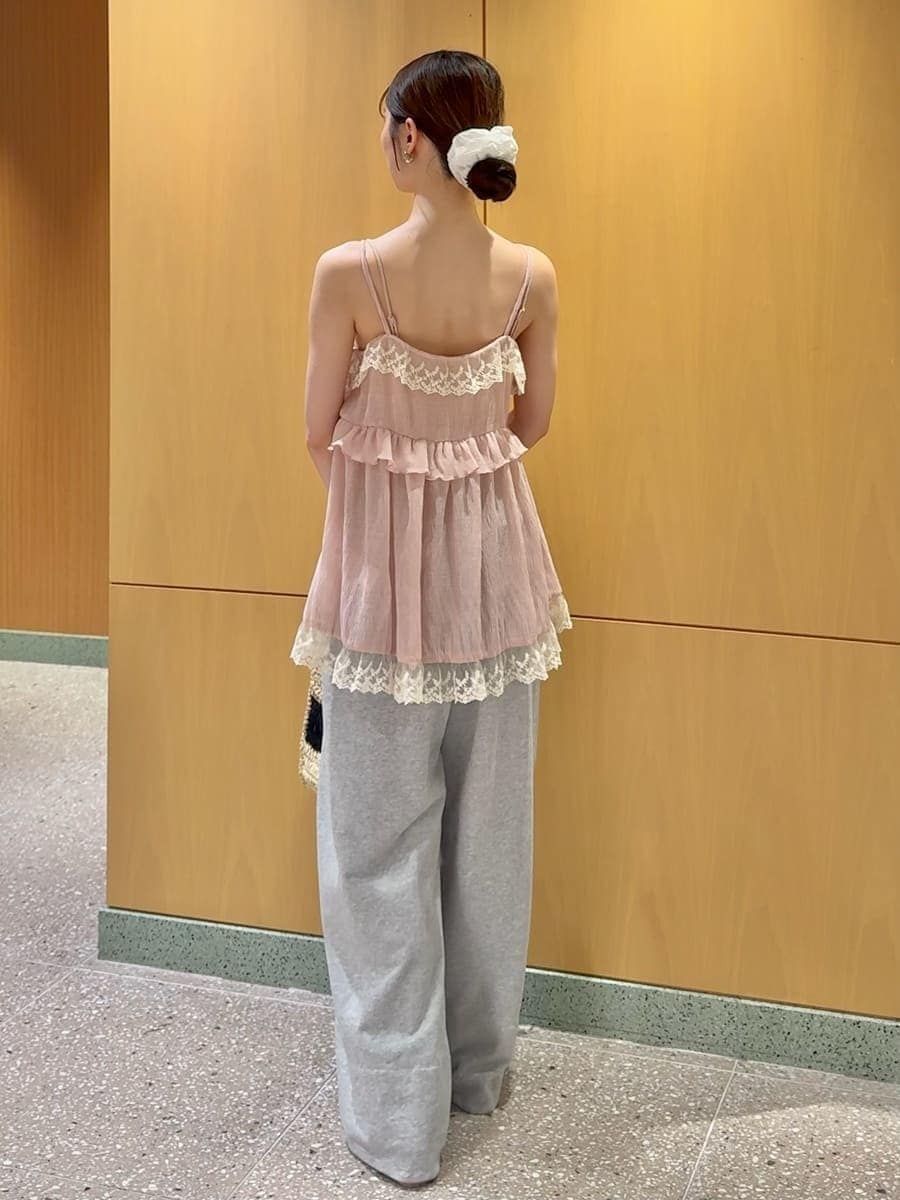 グレー系のその他パンツ、その他のサンダル、ブラック系のトートバッグを着用したレディースの夏コーディネートの3枚目の写真