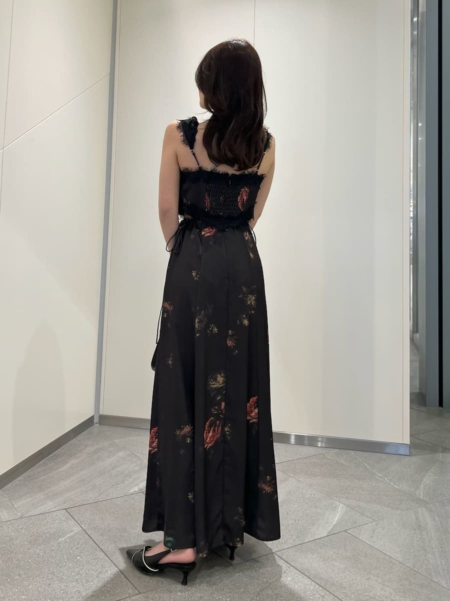 ブラック系のワンピース、ブラック系のパンプス、ブラック系のハンドバッグを着用したレディースの春コーディネートの3枚目の写真