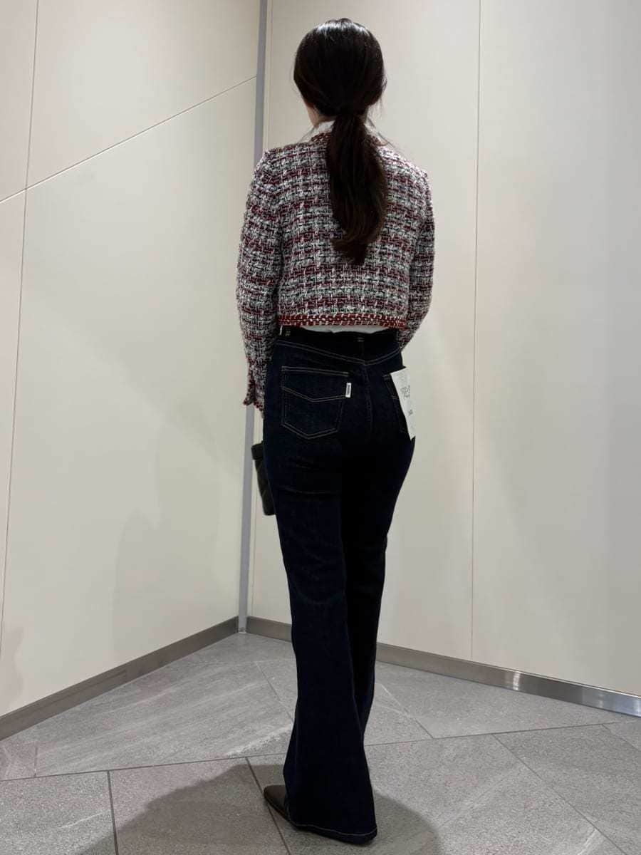 ブルー系のデニムパンツ、その他のノーカラージャケット、ホワイト系のシャツ/ブラウスを着用したレディースの秋コーディネートの4枚目の写真