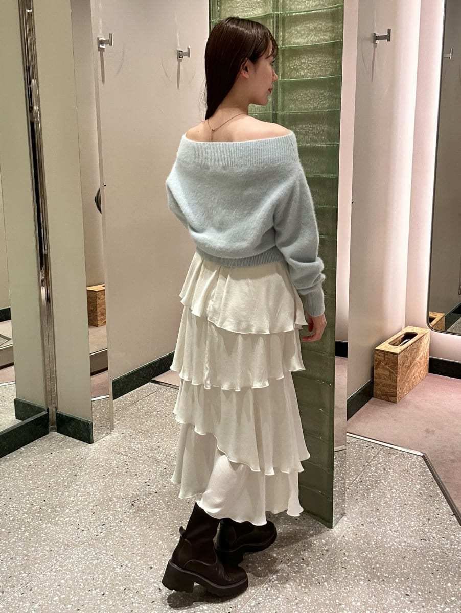 ブルー系のニット/セーター、ホワイト系のスカートを着用したレディースの秋コーディネートの5枚目の写真
