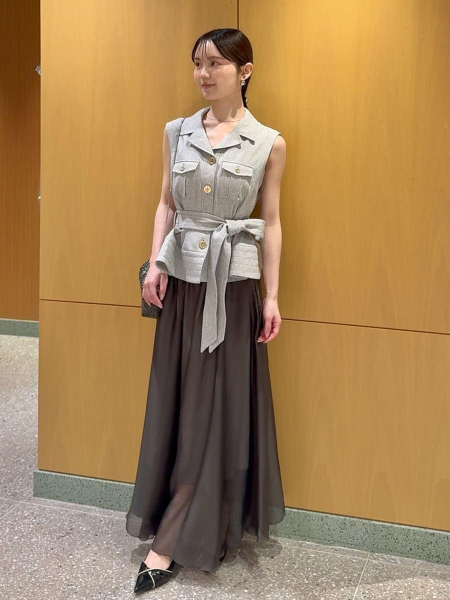 ブラック系のパンプス、グレー系のワンピースを着用したレディースの夏コーディネートの4枚目の写真