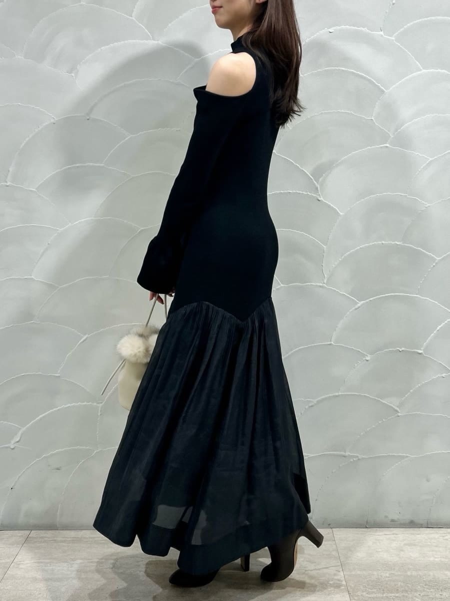 その他のテーラードジャケット、ブラック系のワンピース、ホワイト系のハンドバッグを着用したレディースの秋コーディネートの4枚目の写真