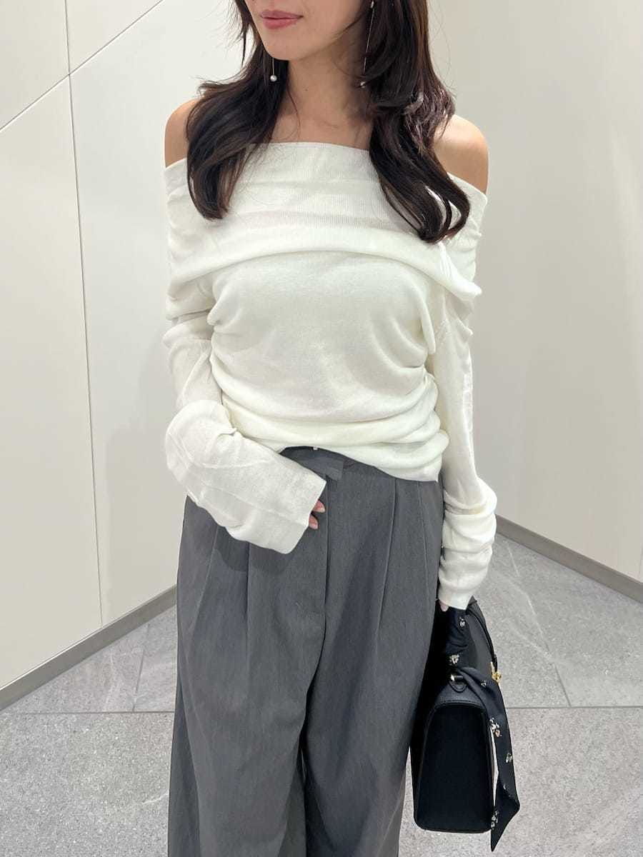 グレー系のその他パンツ、ホワイト系のニット/セーター、ブラック系のサンダルを着用したレディースの秋コーディネートの4枚目の写真