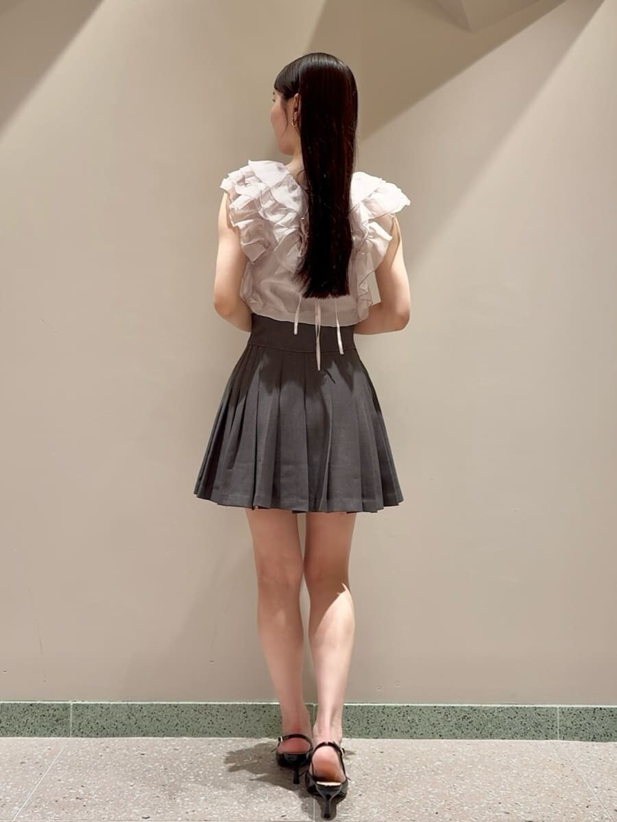 ピンク系のシャツ/ブラウス、グレー系のスカート、ブラック系のボストンバッグを着用したレディースの夏コーディネートの4枚目の写真