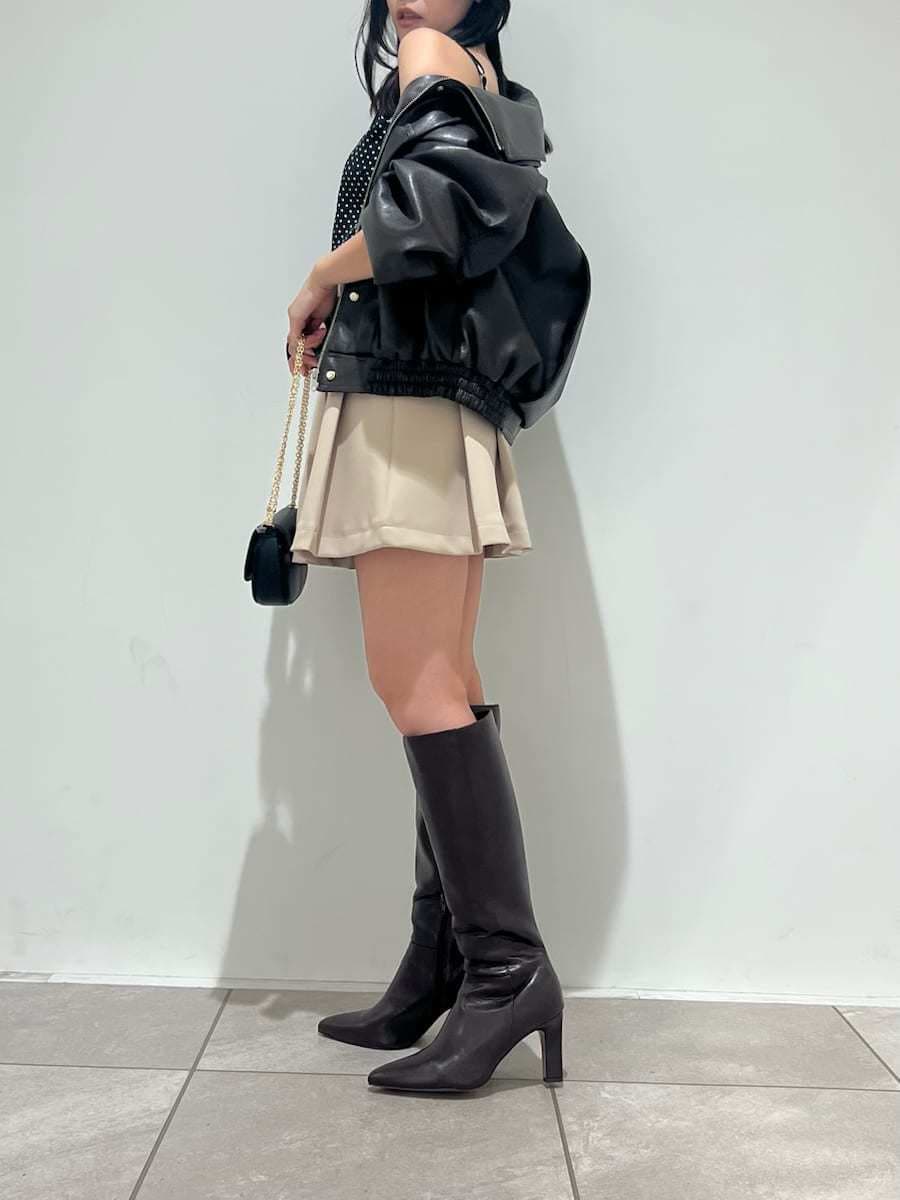 ブラウン系のブーツ、ブラウン系のブルゾン、ベージュ系のスカートを着用したレディースの冬コーディネートの2枚目の写真