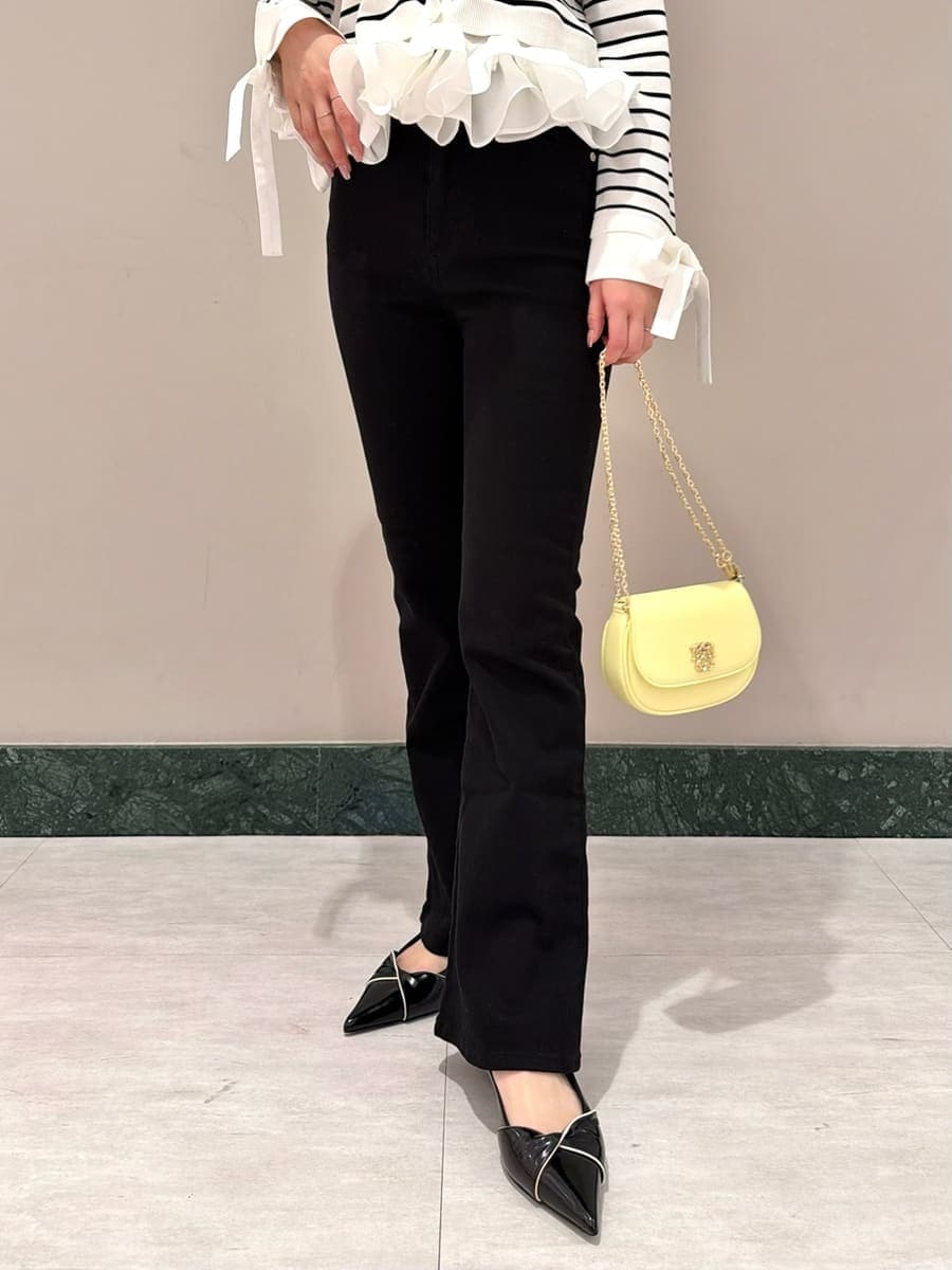 ブラック系のその他パンツ、その他のニット/セーター、ブラック系のパンプスを着用したレディースの冬コーディネートの5枚目の写真