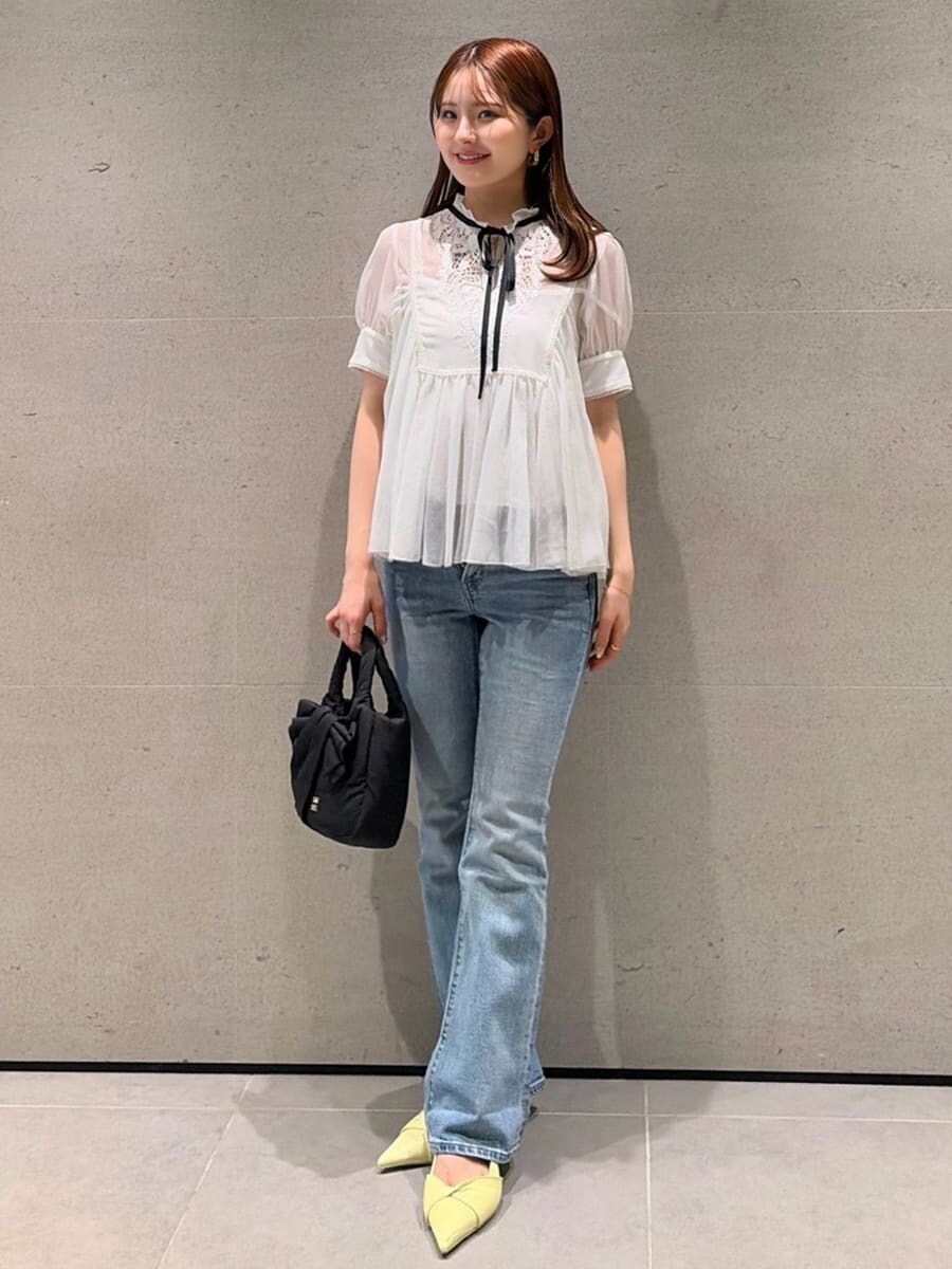 ブルー系のデニムパンツ、イエロー系のパンプス、その他のシャツ/ブラウスを着用したレディースの春コーディネートの7枚目の写真