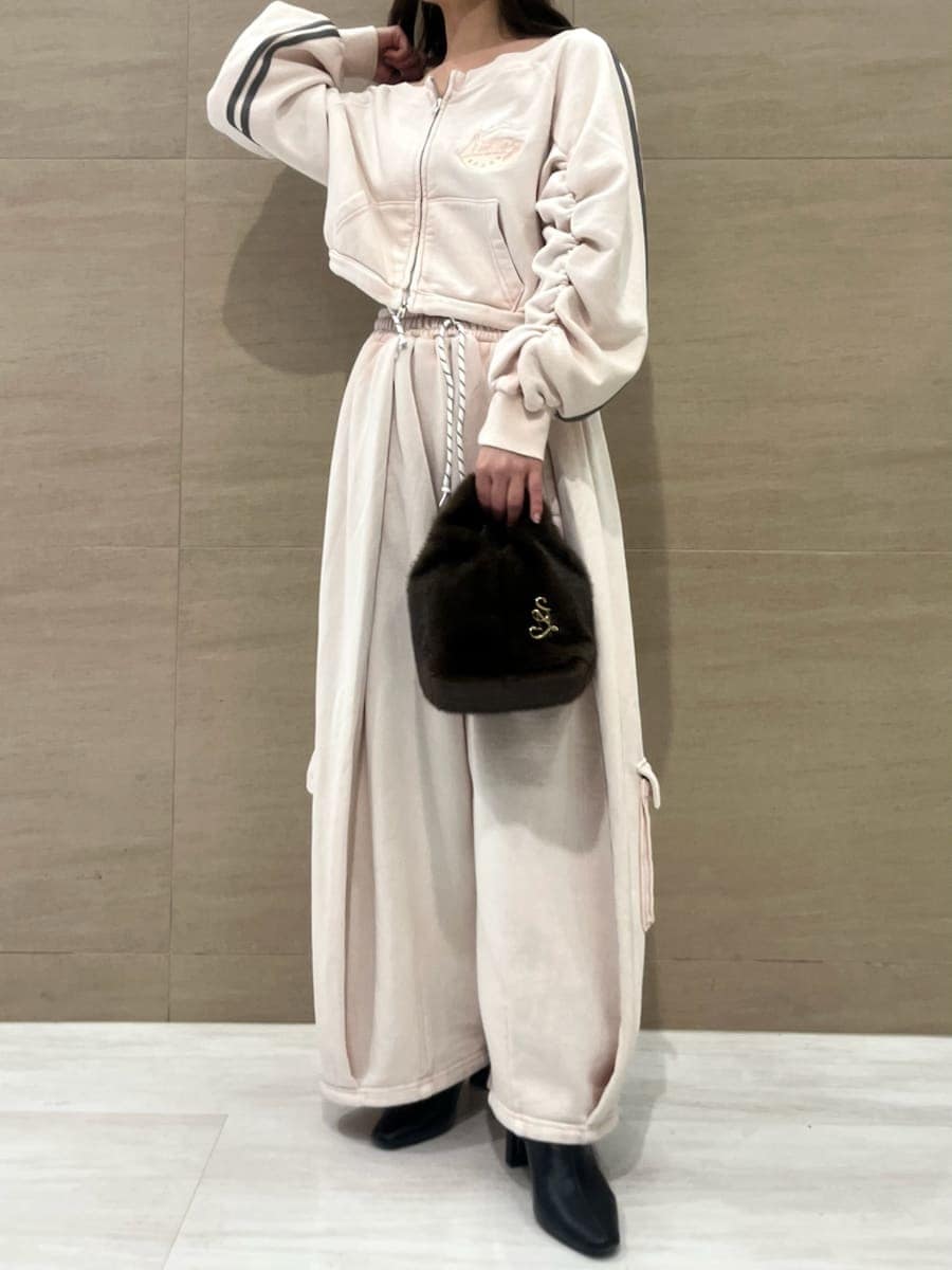 ブラック系のブーツ、ピンク系のスウェットパンツ、ピンク系のスウェットを着用したレディースの秋コーディネートの2枚目の写真