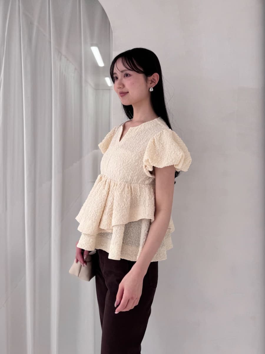 イエロー系のTシャツ/カットソー、ブラウン系のデニムパンツ、ブラック系のサンダルを着用したレディースの春コーディネートの4枚目の写真