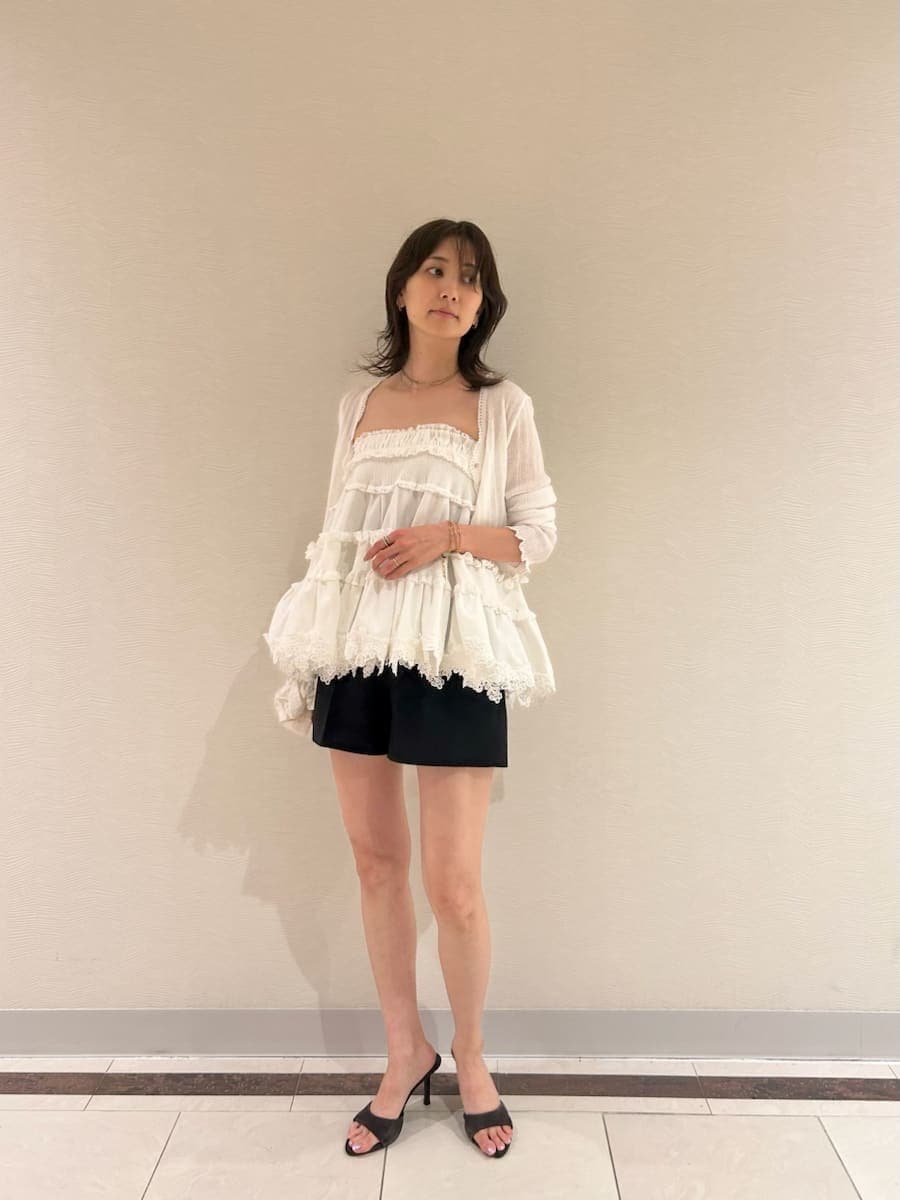 ブラック系のその他パンツ、ホワイト系のニット/セーター、ホワイト系のカーディガン/ボレロを着用したレディースの夏コーディネートの2枚目の写真