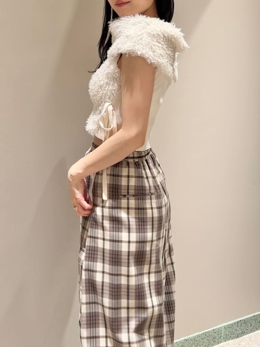 ホワイト系のニット/セーター、ベージュ系のその他パンツを着用したレディースの秋コーディネートの5枚目の写真