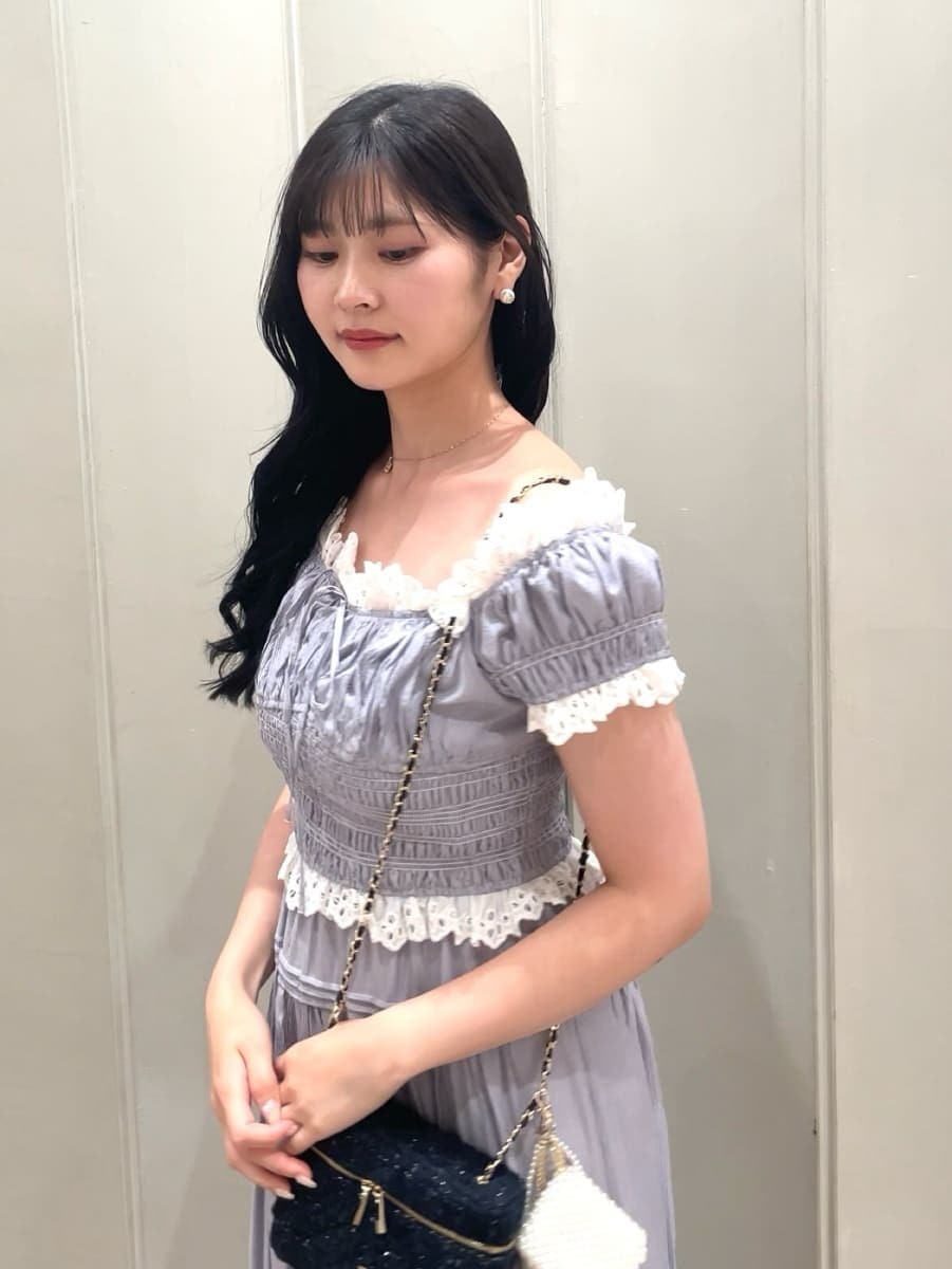 その他のワンピース、その他のサンダル、ブルー系のスマホグッズを着用したレディースの夏コーディネートの6枚目の写真