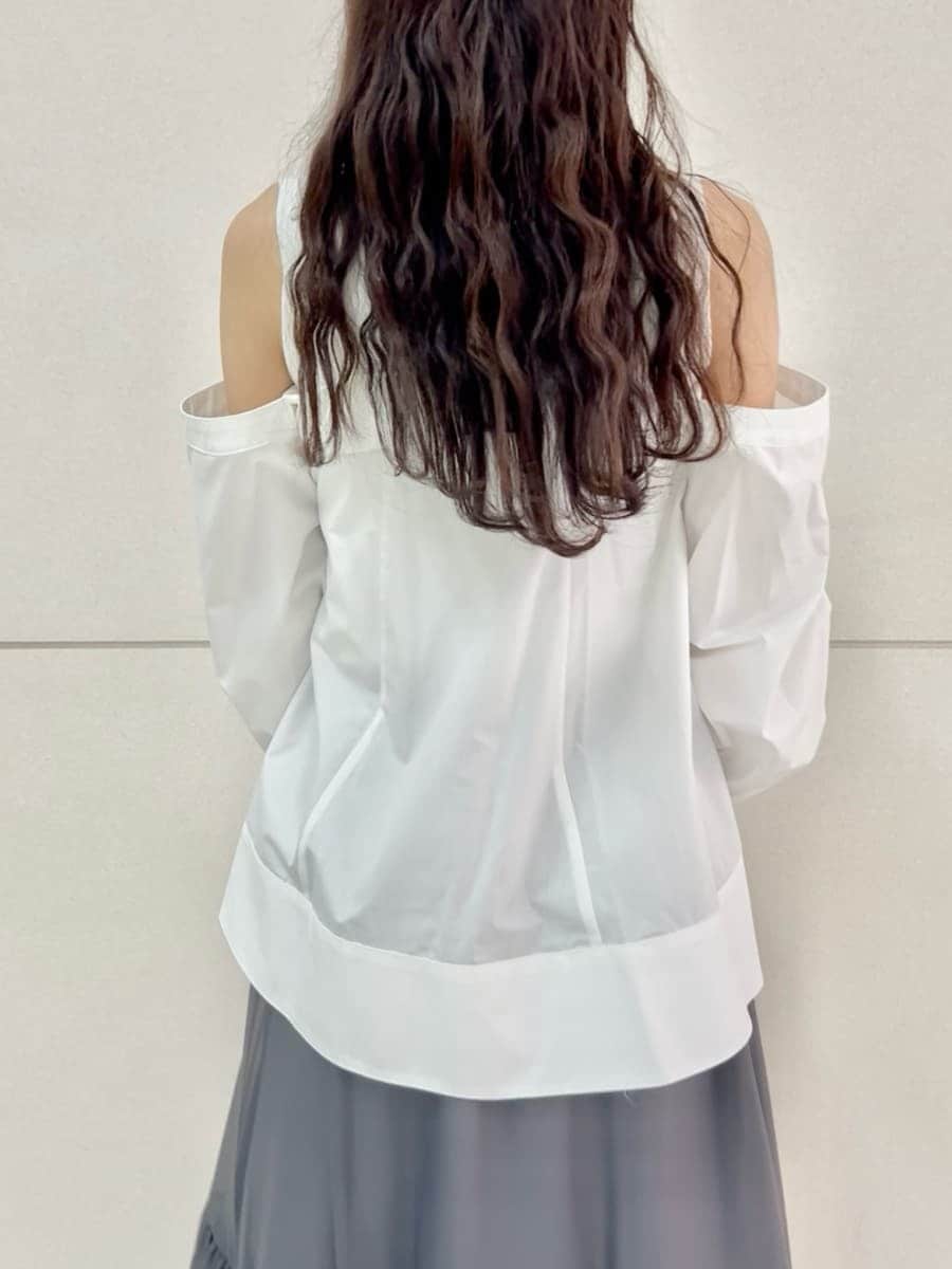 ホワイト系のニット/セーター、グレー系のスカート、ブラック系のトートバッグを着用したレディースの夏コーディネートの8枚目の写真