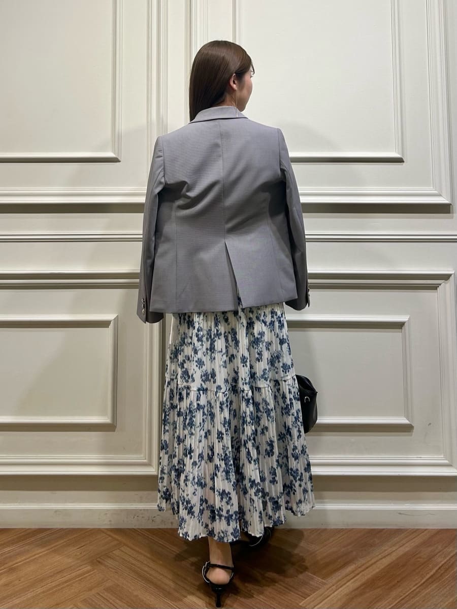 ブルー系のワンピース、グレー系のテーラードジャケット、ブラック系のパンプスを着用したレディースの冬コーディネートの3枚目の写真