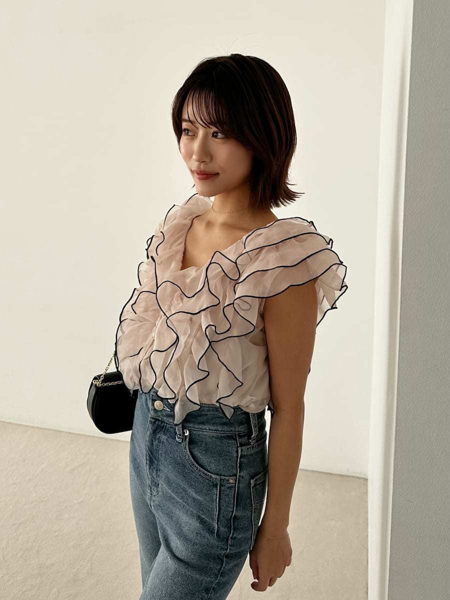 ブルー系のその他パンツ、ベージュ系のシャツ/ブラウス、ブラック系のショルダーバッグを着用したレディースの春コーディネートの6枚目の写真