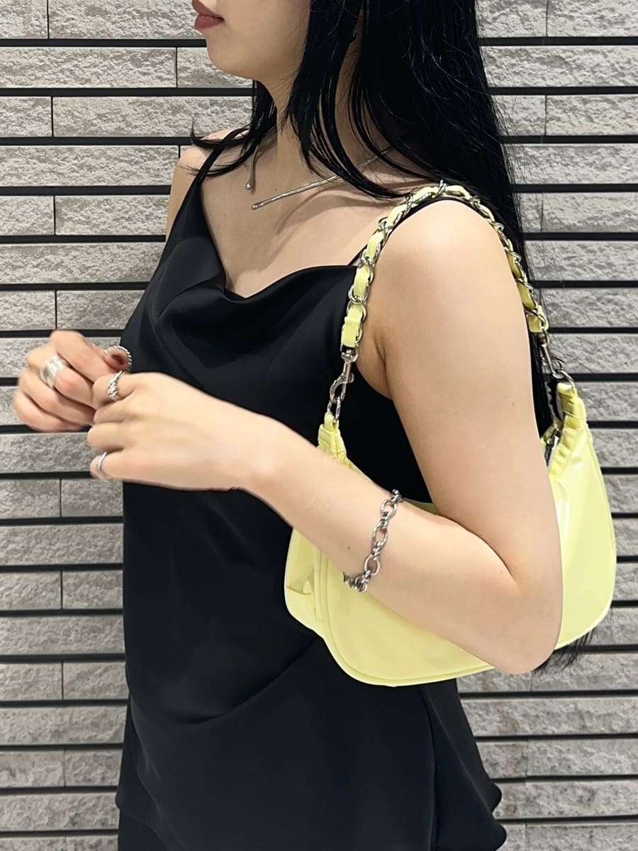 ブラック系のパンプス、ブラック系のつなぎ/オールインワン、イエロー系のカーディガン/ボレロを着用したレディースの夏コーディネートの7枚目の写真