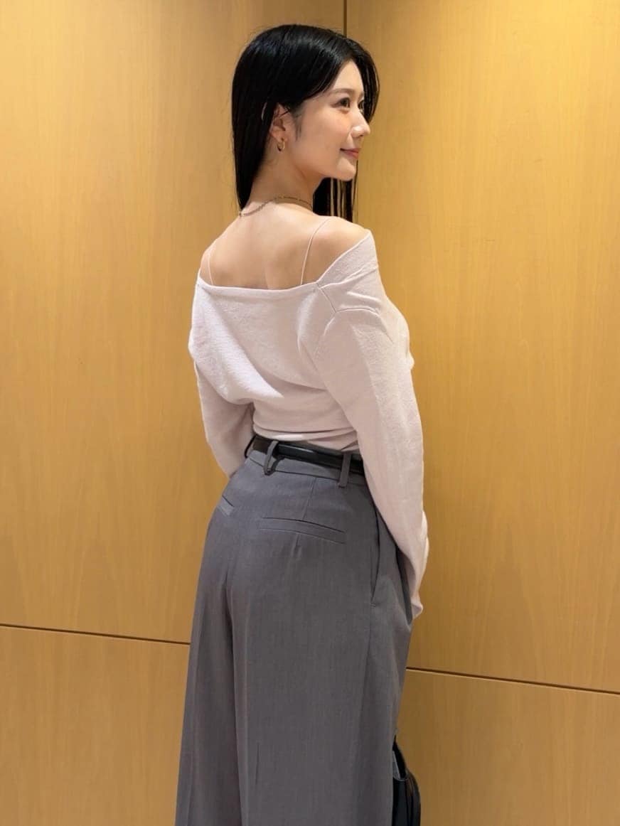 グレー系のその他パンツ、ピンク系のニット/セーター、ブラック系のサンダルを着用したレディースの秋コーディネートの7枚目の写真