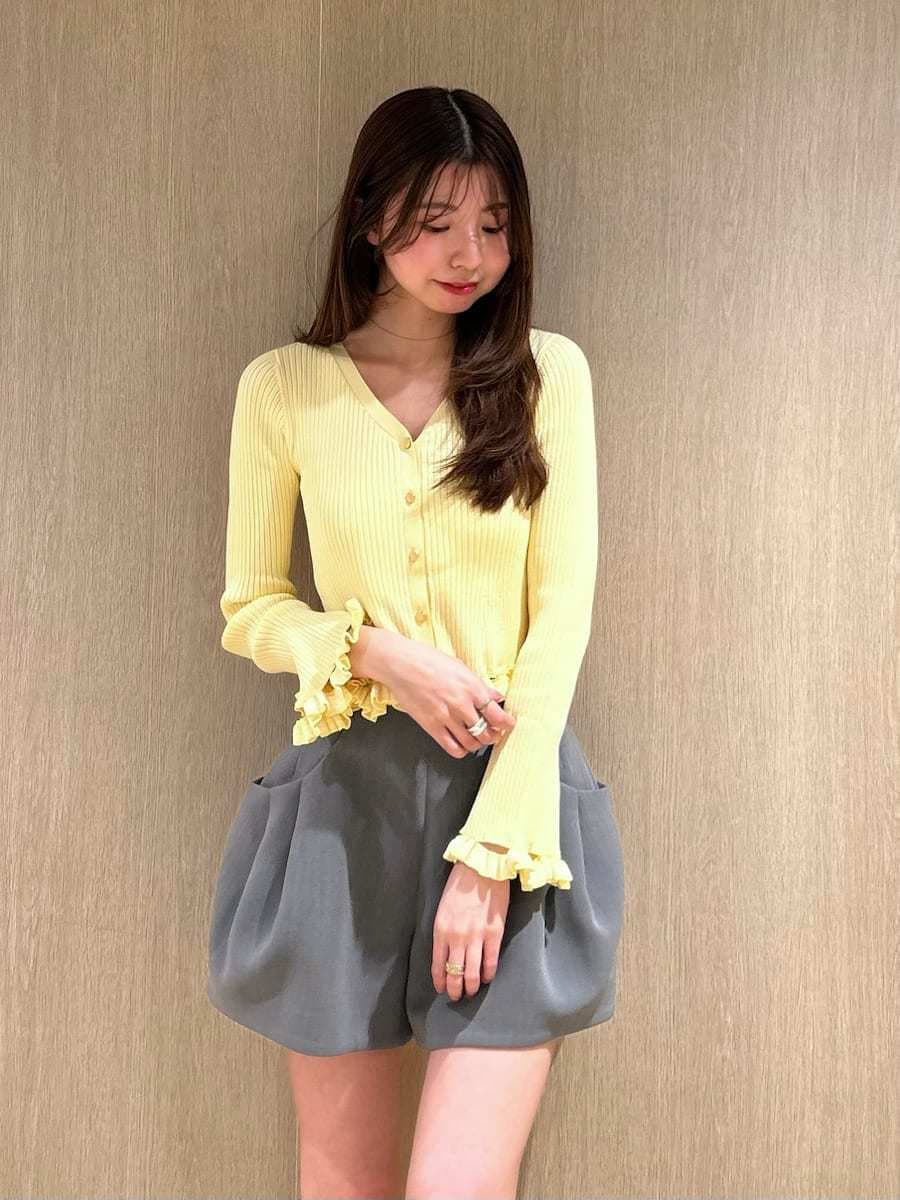 グレー系のその他パンツ、イエロー系のカーディガン/ボレロを着用したレディースの春コーディネートの2枚目の写真