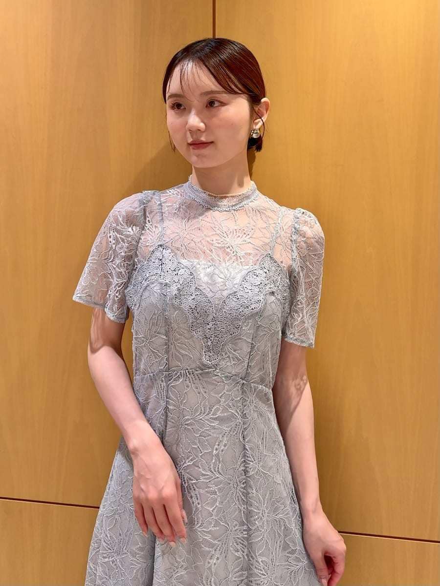 ブルー系のワンピース、ホワイト系のネックレスを着用したレディースの夏コーディネートの3枚目の写真