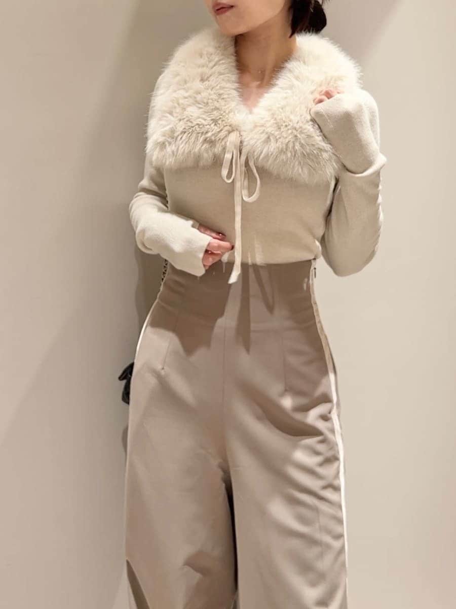 ブラック系のショルダーバッグ、ブラウン系のその他パンツ、ベージュ系のニット/セーターを着用したレディースの秋コーディネートの4枚目の写真