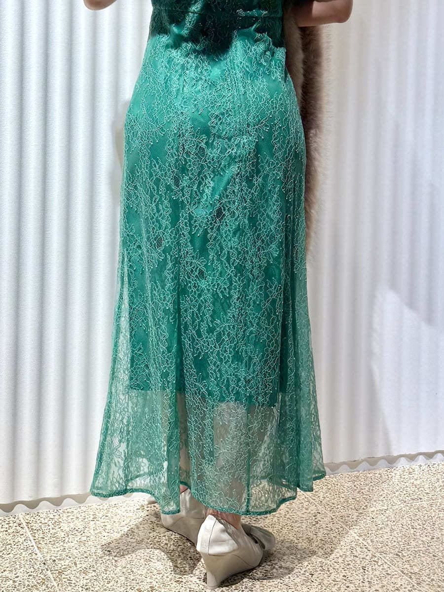 グレー系のストール/ショールを着用したレディースの冬コーディネートの7枚目の写真