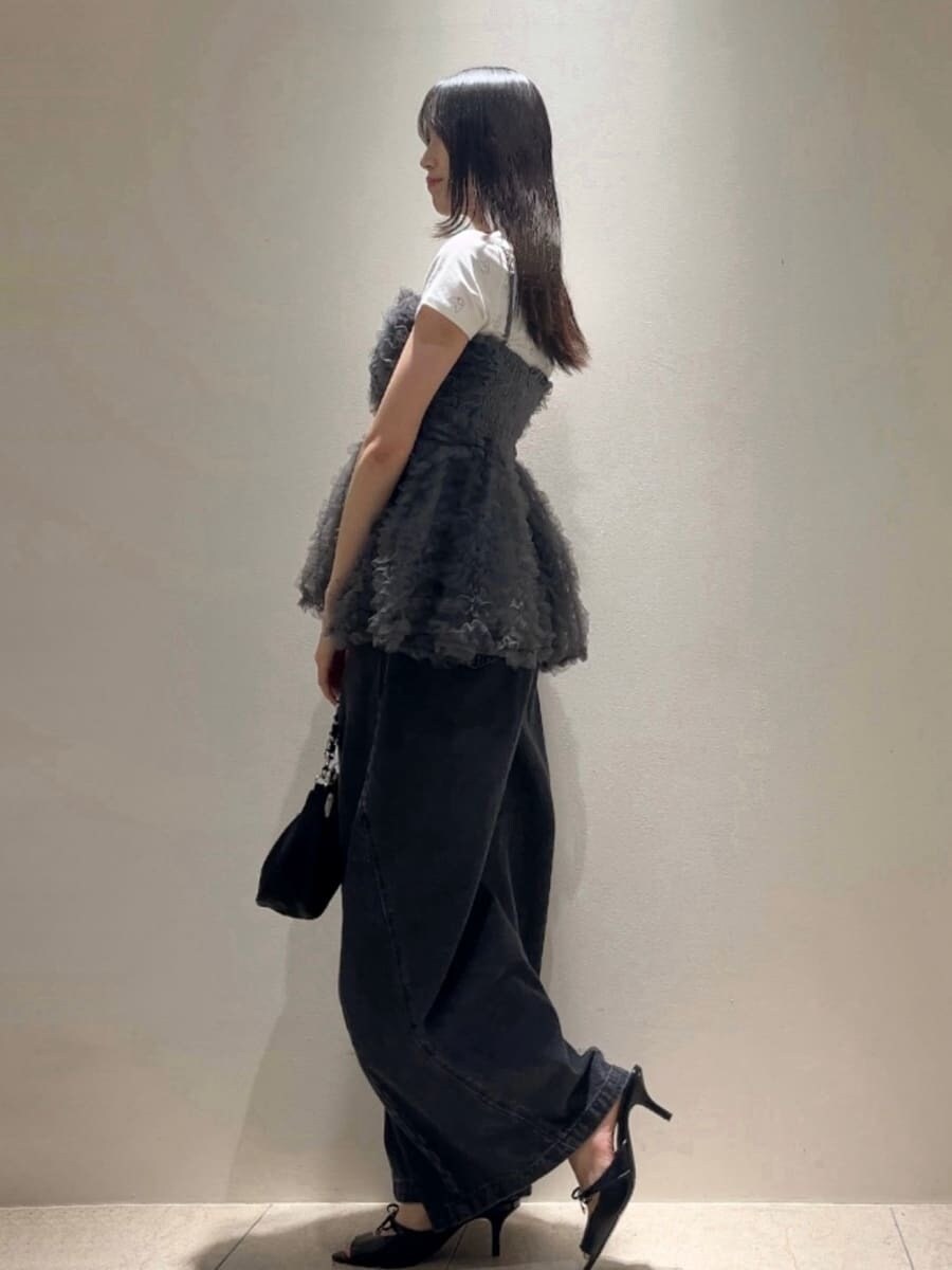 ブラック系のショルダーバッグ、ブラック系のデニムパンツ、グレー系のシャツ/ブラウスを着用したレディースの夏コーディネートの4枚目の写真