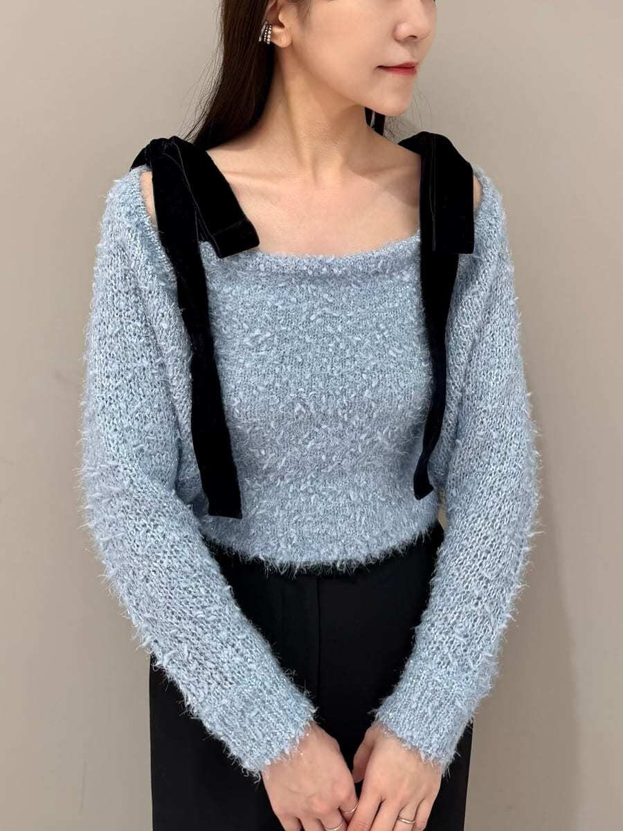 ブラック系のスカートを着用したレディースの冬コーディネートの5枚目の写真