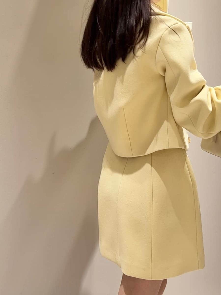 その他のニット/セーター、イエロー系のピーコート、イエロー系のスカートを着用したレディースの冬コーディネートの5枚目の写真