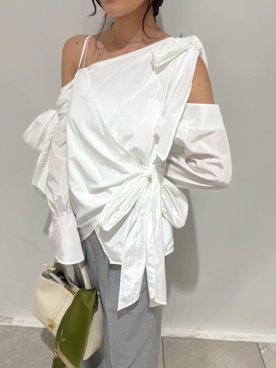 グレー系のブーツ、ホワイト系のハンドバッグ、グレー系のその他パンツを着用したレディースの冬コーディネートの6枚目の写真