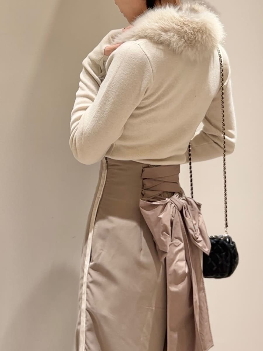 ブラック系のショルダーバッグ、ブラウン系のその他パンツ、ベージュ系のニット/セーターを着用したレディースの秋コーディネートの5枚目の写真