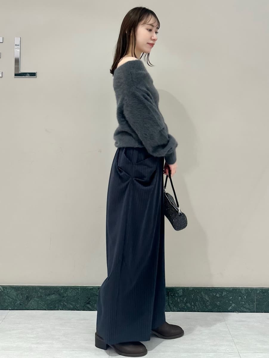 グレー系のニット/セーター、ブルー系のその他パンツを着用したレディースの秋コーディネートの4枚目の写真