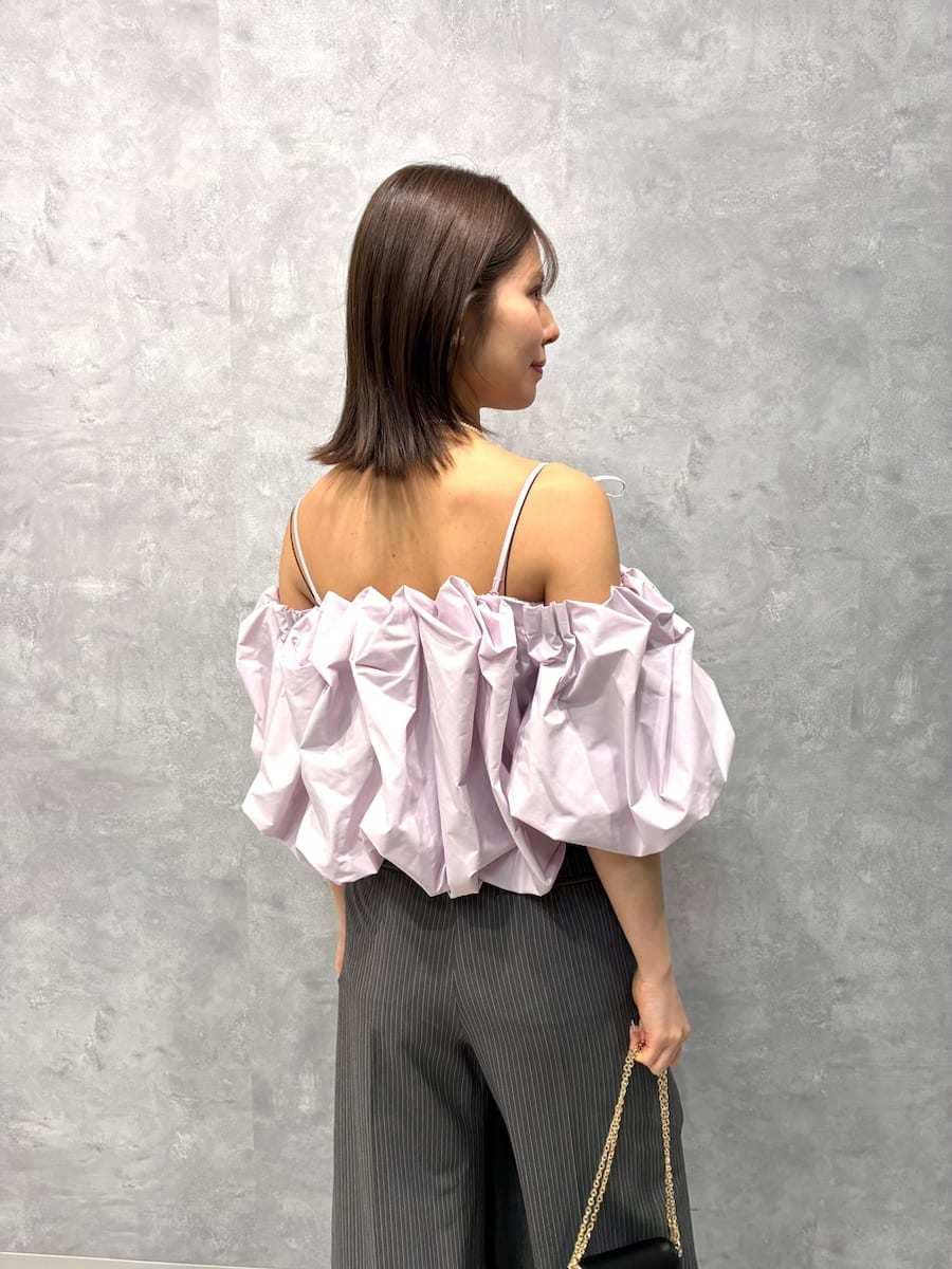 グレー系のその他パンツ、パープル系のシャツ/ブラウス、ブラック系のショルダーバッグを着用したレディースの春コーディネートの5枚目の写真