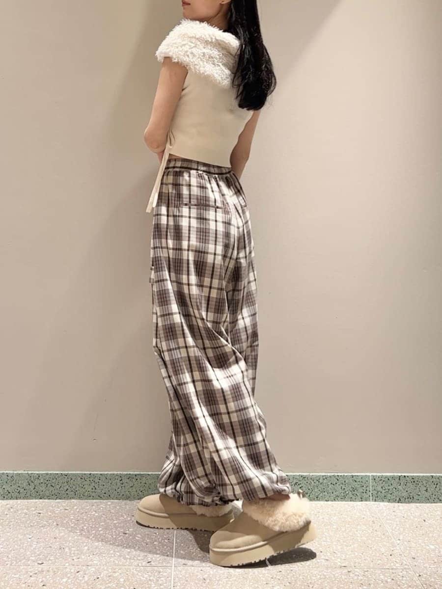 ホワイト系のニット/セーター、ベージュ系のその他パンツを着用したレディースの秋コーディネートの3枚目の写真