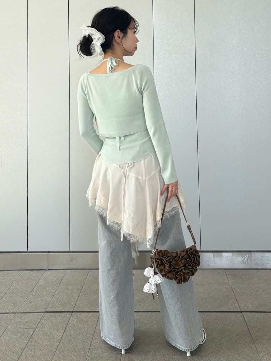 グレー系のデニムパンツ、ホワイト系のキャミソール、グリーン系のカーディガン/ボレロを着用したレディースの春コーディネートの5枚目の写真