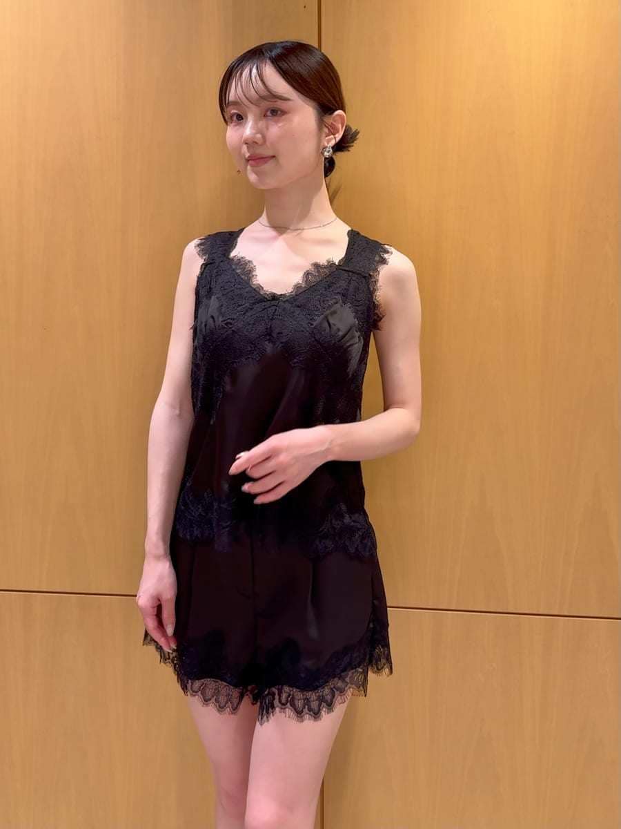ホワイト系のテーラードジャケット、ブラック系のキャミソール、ブラック系のその他パンツを着用したレディースの夏コーディネートの8枚目の写真