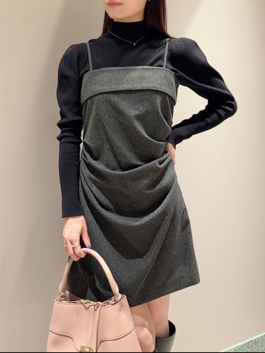 ホワイト系のその他アウター、ブラック系のニット/セーター、グレー系のワンピースを着用したレディースの秋コーディネートの6枚目の写真