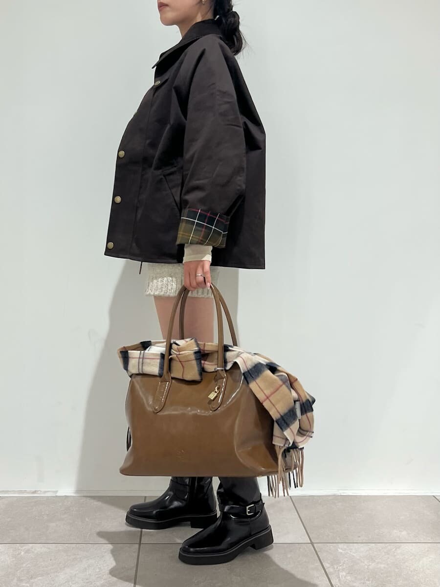 ブラウン系のブルゾン、ホワイト系のその他パンツ、ホワイト系のTシャツ/カットソーを着用したレディースの秋コーディネートの2枚目の写真