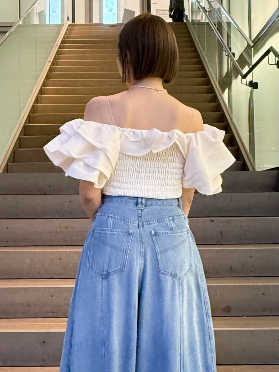 ホワイト系のシャツ/ブラウス、ブラウン系のパンプス、イエロー系のショルダーバッグを着用したレディースの冬コーディネートの3枚目の写真